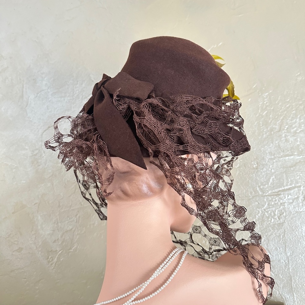 MESMERIZING 1940's BROWN FELT HAT. AMAZING FULL VEIL + YELLOW/BROWN/RED FEATHERS - Picture 8 of 14